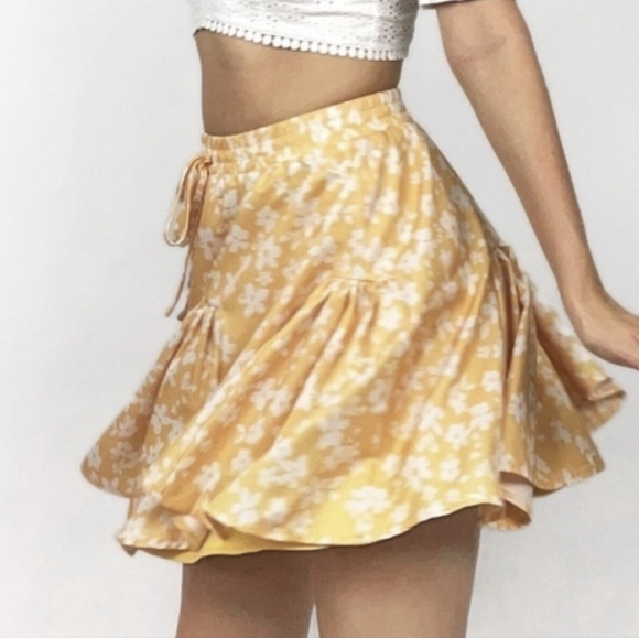 Kendall & Kylie Dresses & Skirts - NWT Kendall + Kylie Yellow Honeycomb Flower Mini Pleated Skirt Size XS